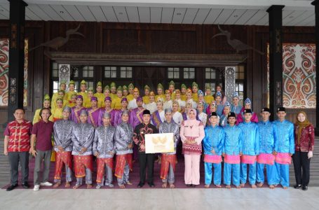 Gubernur Ria Norsan Lepas 50 Penari Untuk Tampil di Istana Negara Pada Hut Ri Ke-80